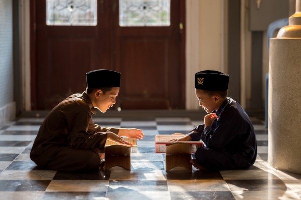 Fajar dan Perjuangan Melawan Gatal Sebuah Kisah Ketekunan di Pesantren_alineaku