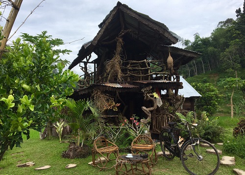 DI BERANDA RUMAH AKAR DAN KEHANGATAN_alineaku