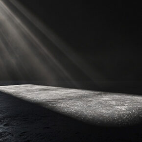 DI BAWAH CAHAYA LAMPU TANPA BAYANGAN_alineaku