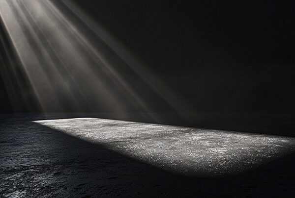 DI BAWAH CAHAYA LAMPU TANPA BAYANGAN_alineaku